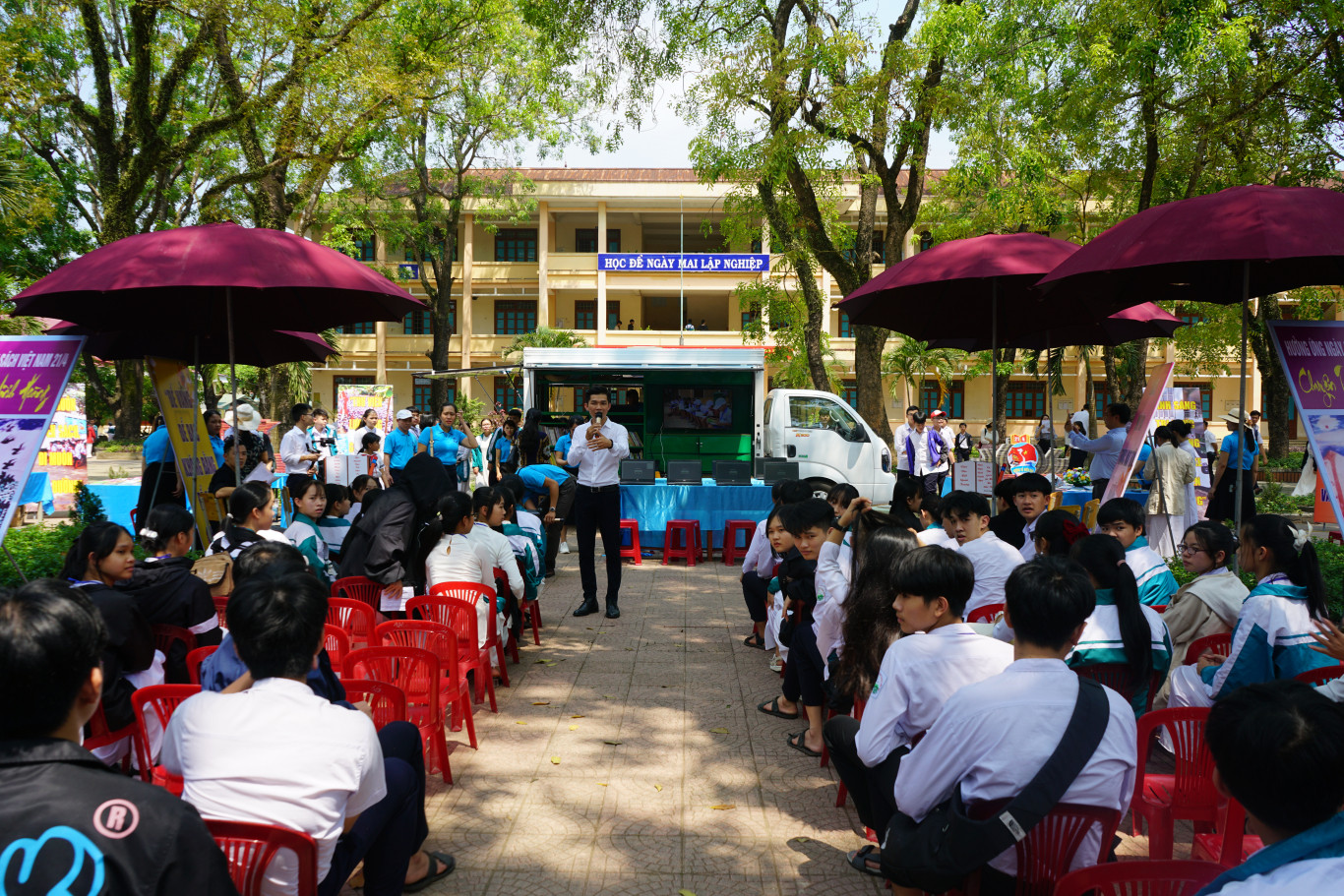 Thư viện tỉnh tăng cường đưa sách về vùng núi, vùng sâu, vùng xa thông qua mô hình chuyến xe Hành trình ánh sáng tri thức - Ảnh: C.N